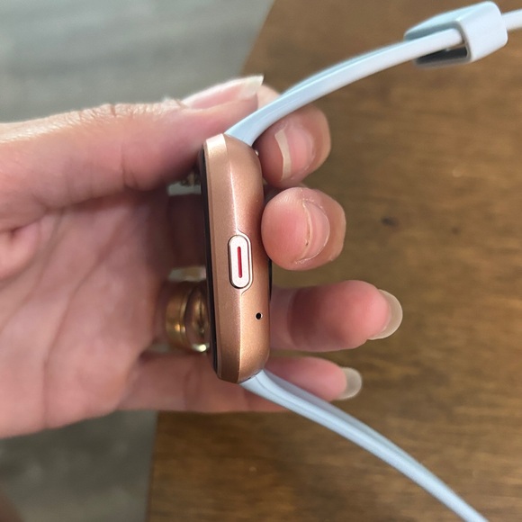 Elegant Smartwatch with Gold Case and White Band - Picture 4 of 6